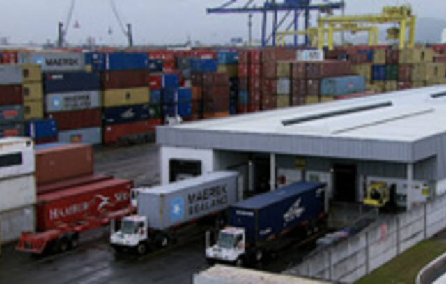 Nível de rio mantém restrições no porto de Itajaí