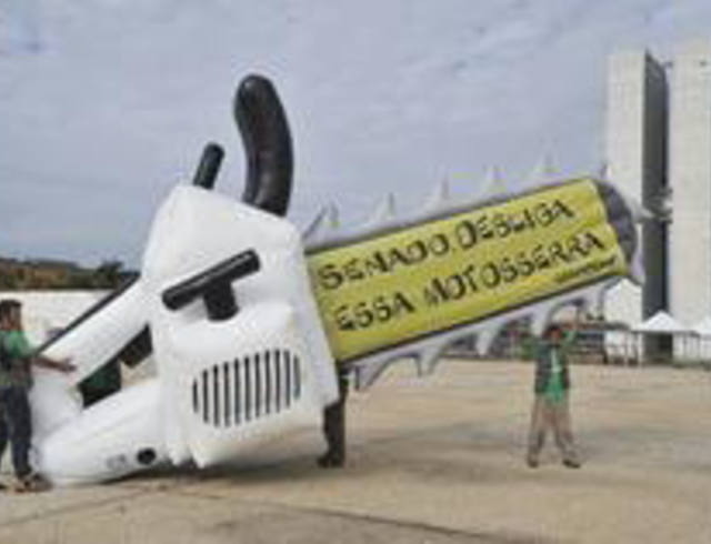 Greenpeace usa motosserra gigante para protestar contra o novo Código Florestal