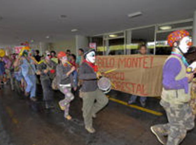 FOTO: estudantes protestam no Congresso contra novo Código Florestal