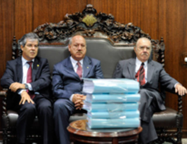 Relatores do Código Florestal entregam pareceres a Sarney