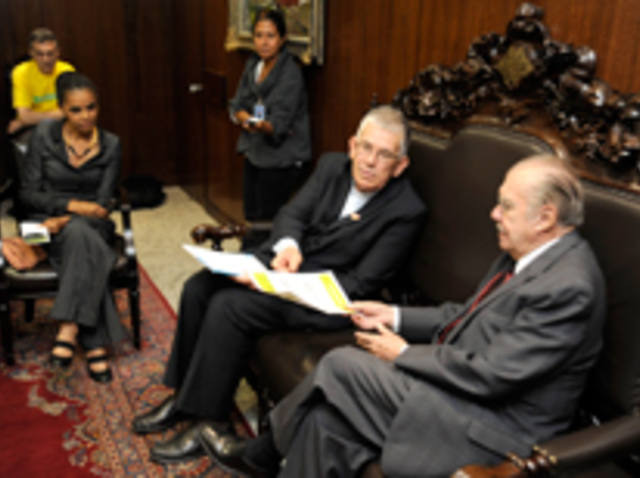 Marina Silva entrega a Sarney abaixo-assinado que pede mudanças no novo Código Florestal