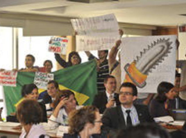 Manifestantes invadem votação de destaques do Código Florestal
