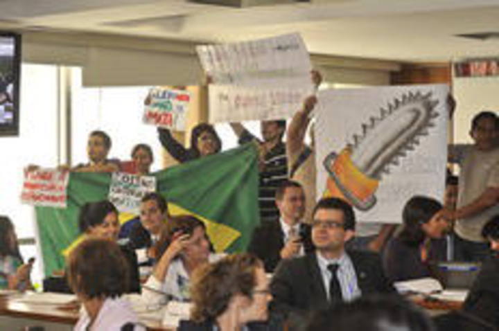 Manifestantes invadem votação de destaques do Código Florestal