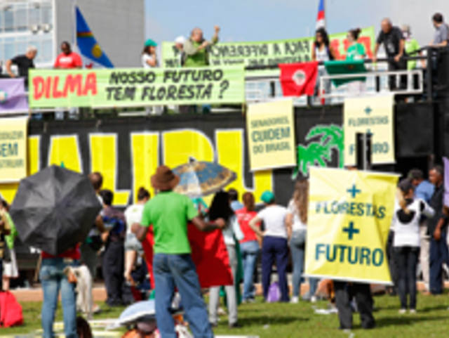 Movimentos sociais protestam em frente ao Congresso contra alterações no Código Florestal