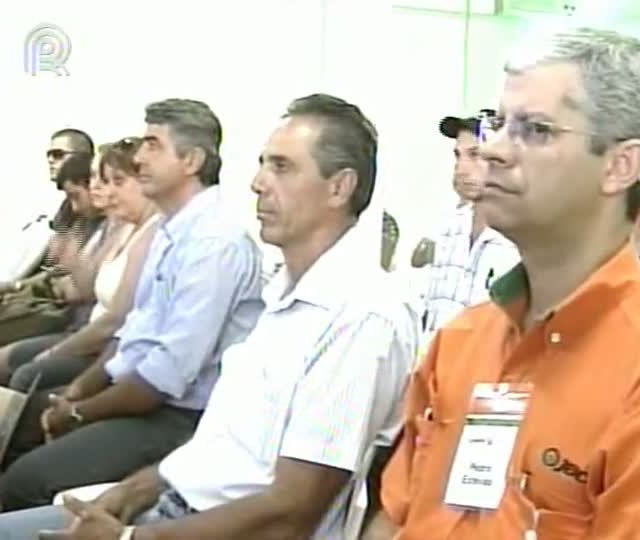 Produtores rurais que discutem as oportunidades de negócio da economia verde na Agrishow 2013