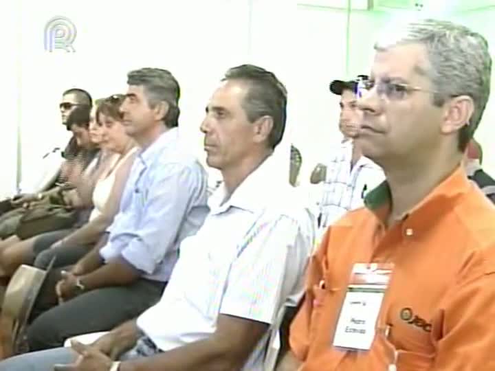 Produtores rurais que discutem as oportunidades de negócio da economia verde na Agrishow 2013