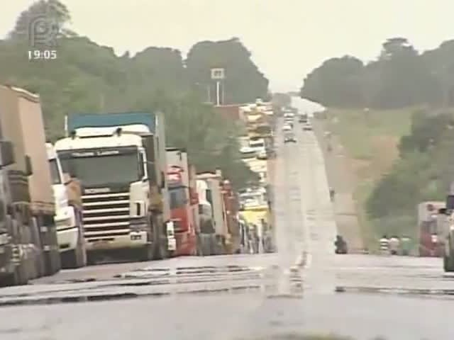 Paralisação de caminhoneiros gera filas nas estradas de Cuiabá (MT)