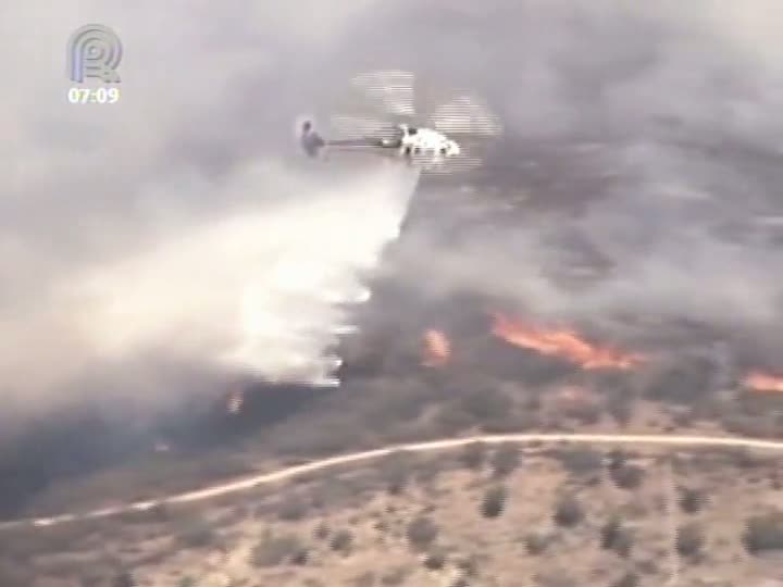 Incêncio atinge propriedades no sul da Califórnia, nos EUA