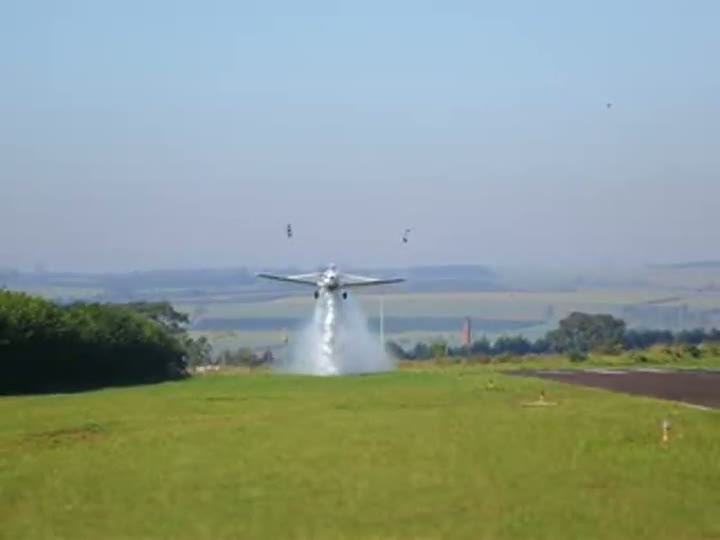 Ases mostra os usos da aviação agrícola