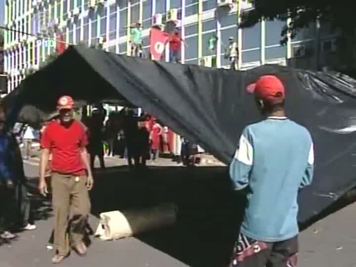 Manifestantes ocupam Ministério de Minas e Energia e protestam contra licitação para exploração de petróleo