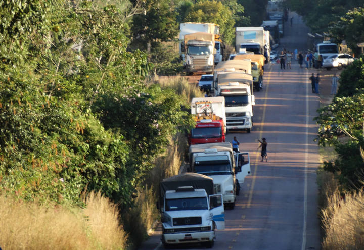 Pelos mesmos motivos da greve de fevereiro, caminhoneiros paralisam estradas