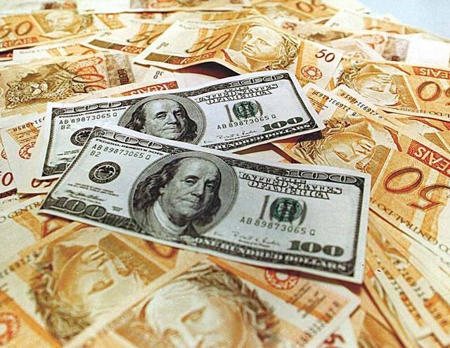 Dólar mantém trajetória de alta nesta sexta
