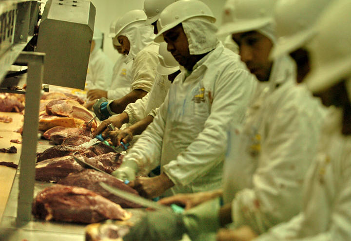 IBGE: derivados de soja, carnes ficaram mais caros na porta da fábrica