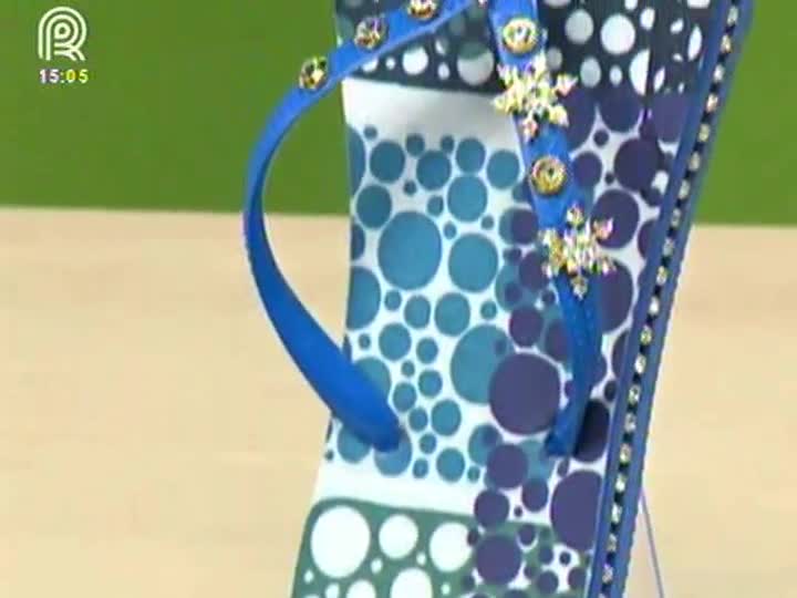 Customização de chinelos com strass