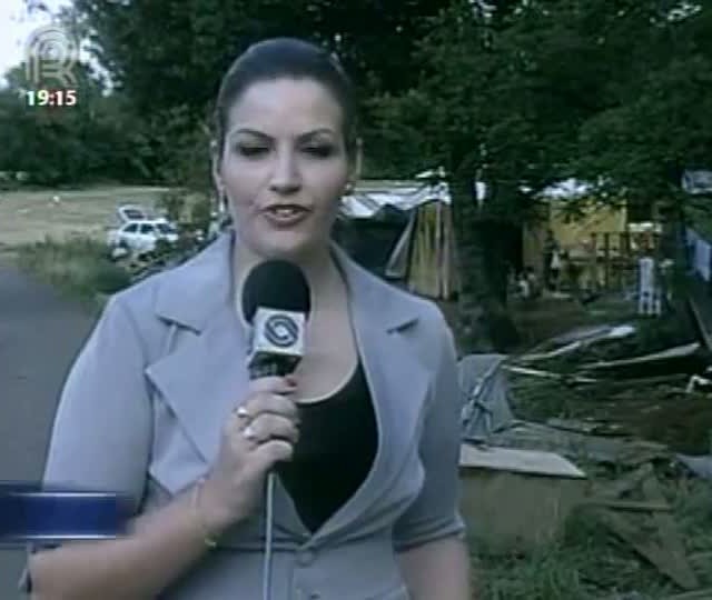 Índios cobram demarcação de terras protestando às margens da BR 285 (RS)