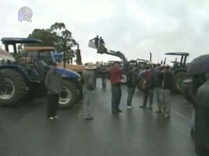 Agricultores protestam contra demarcação de reserva indígena no RS