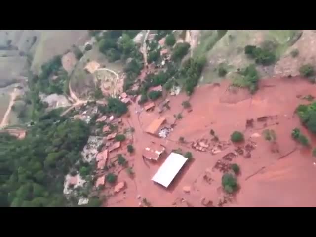 Bombeiros sobrevoam área atingida por inundação em Mariana (MG)