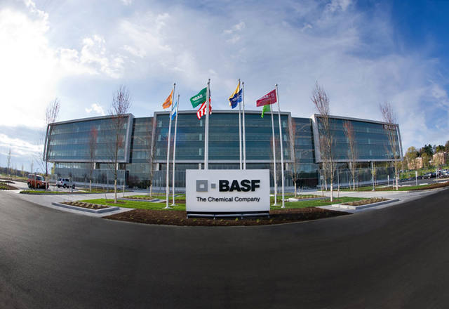 Lucro da Basf despenca 76% no 4º trimestre de 2015