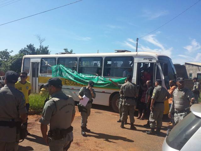 Camponesas são encarceradas em ônibus em Formosa de Goiás