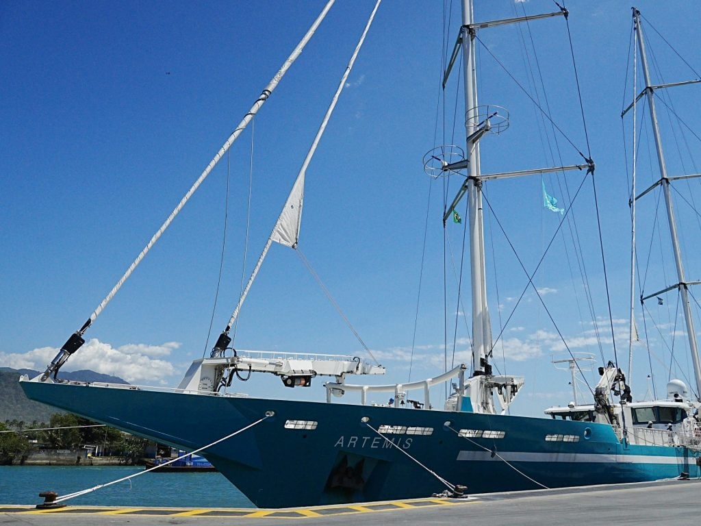 Porto de São Sebastião; veleiro levará café paulista até Le Havre, na França.