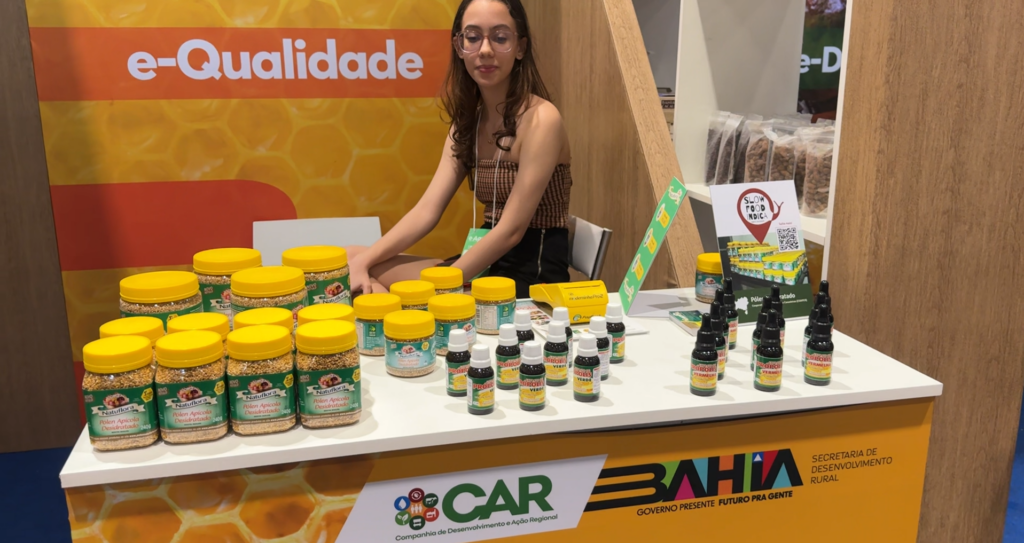 Expositora de produzidos derivados do mel na E-agro 2024, em Salvador