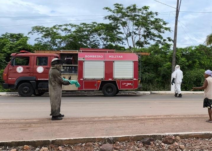 Bombeiros durante resgate de Idoso atacado por abelhas em Barreiras, no Oeste da Bahia