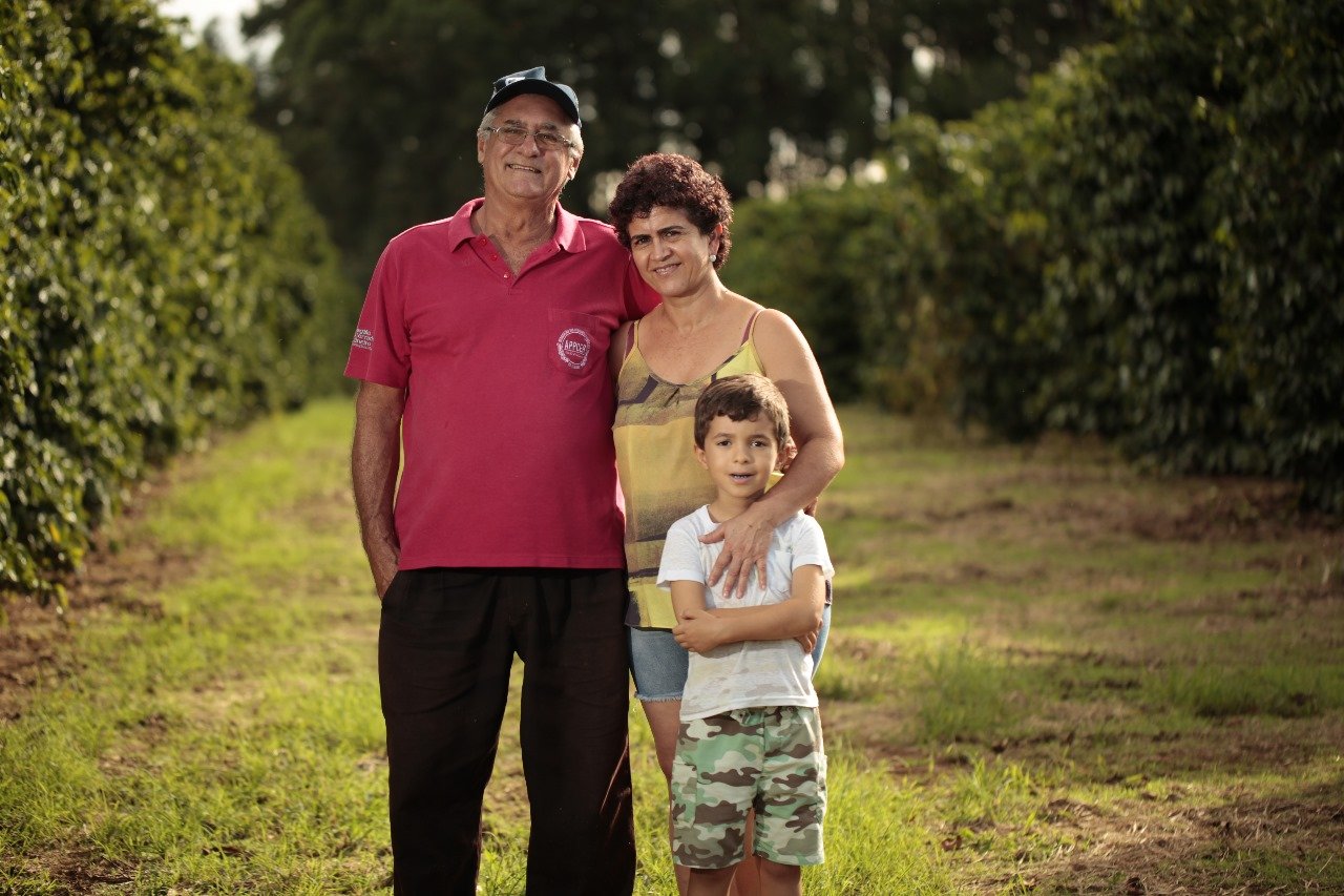 José Joaquim Vieira com a esposa Maria do Carmo Silva Vieira e o filho caçula no meio da lavoura. Arquivo Pessoal 
