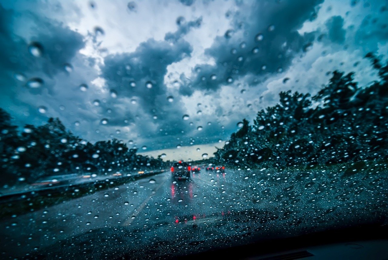 previsão do tempo indica chuva intensa e temporal