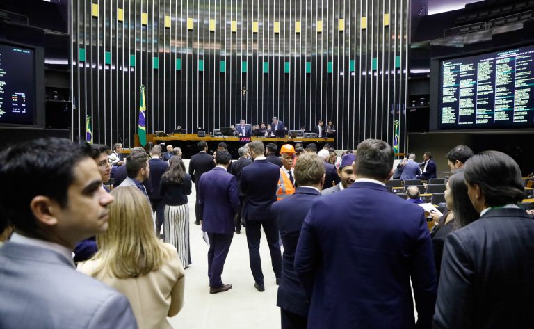 Classe política condena o país a ciclos de estagnação e sofrimento