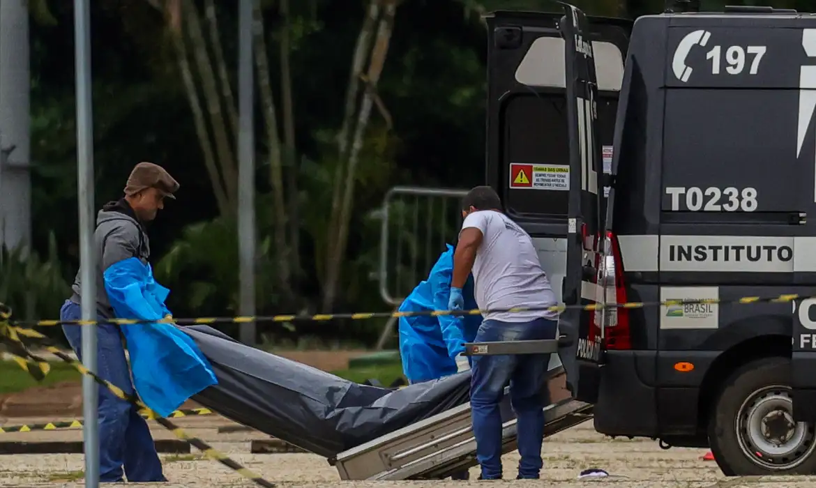 Polícia retira corpo de autor de atentado na Praça dos Três Poderes