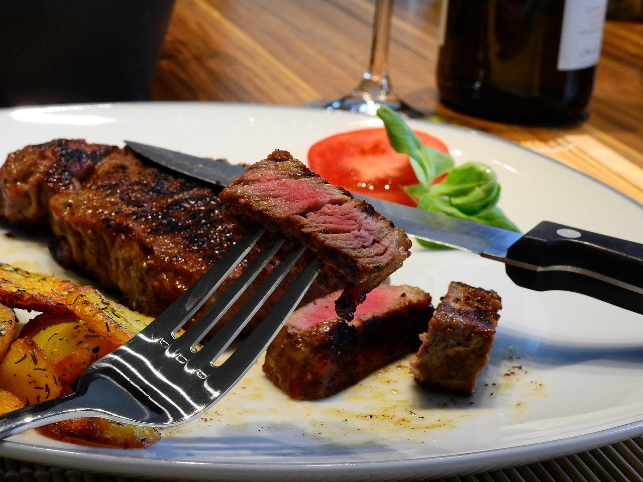 prato de carne em restaurante