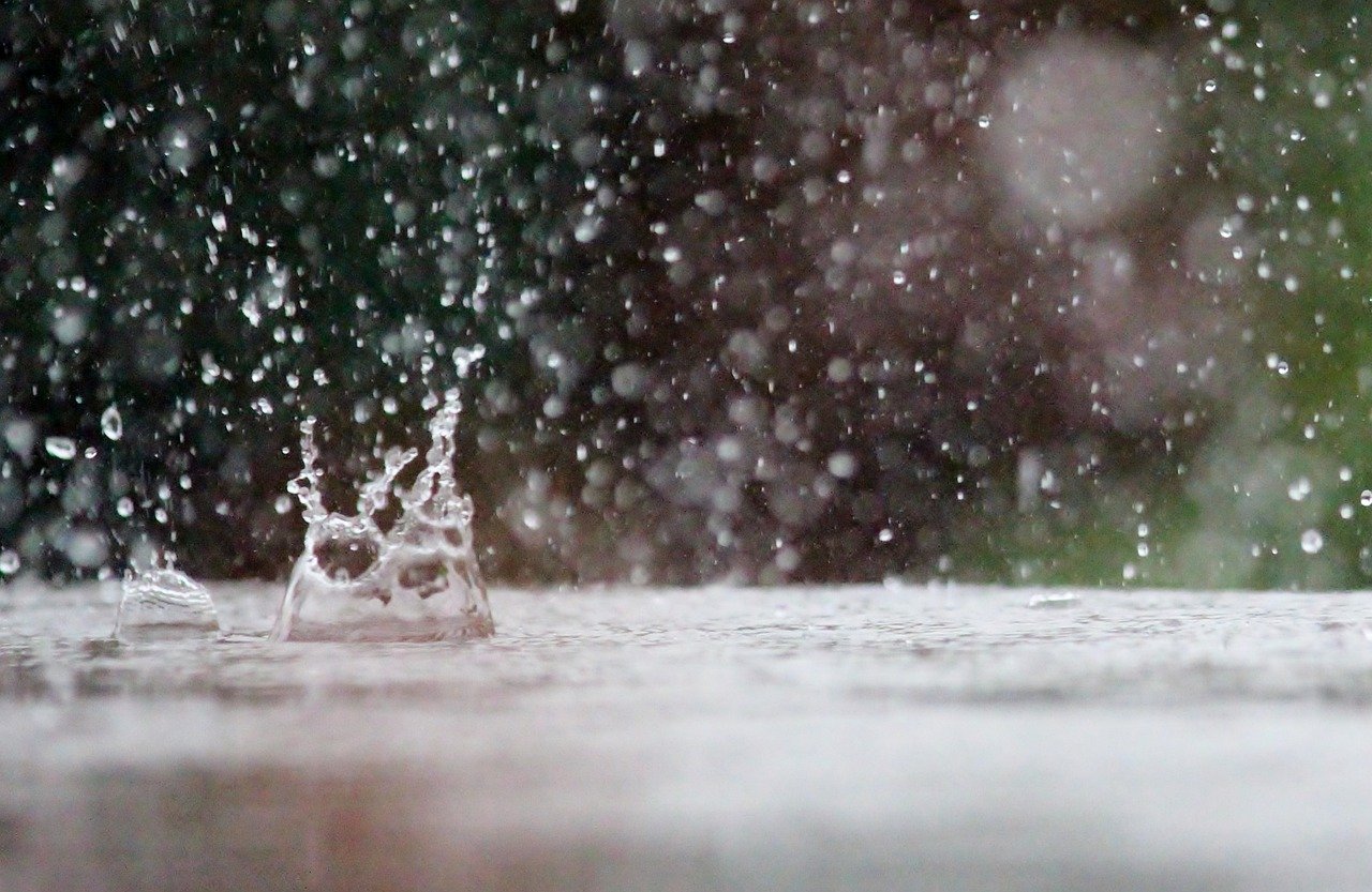 gotas de chuva no chão no feriado