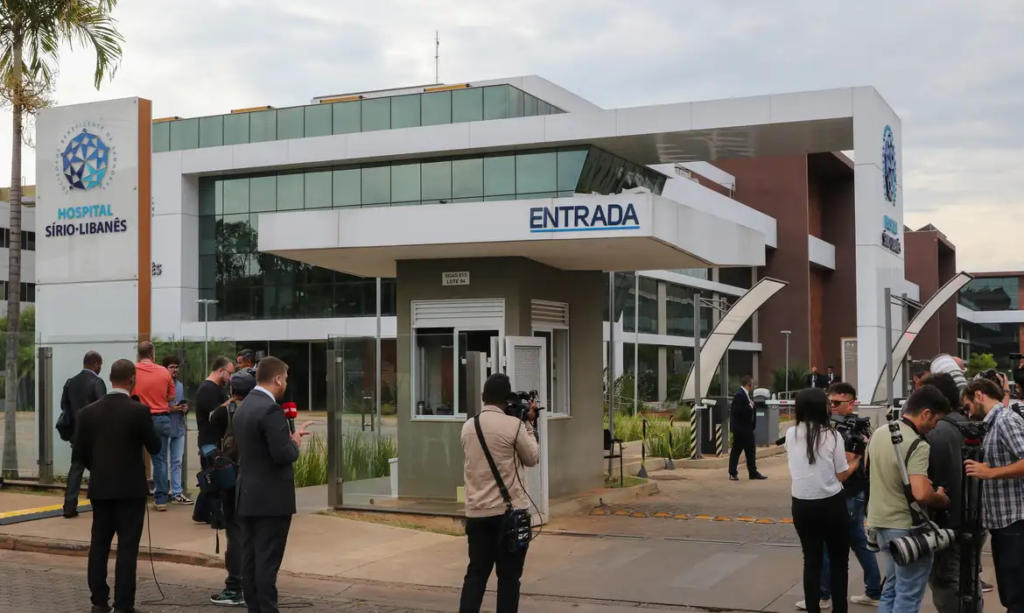 Jornalistas acompanham a movimentação em frente ao Hospital Sírio-Libanês, em São Paulo