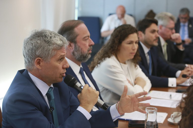 PAULO PIMENTA DURANTE REUNIÃO