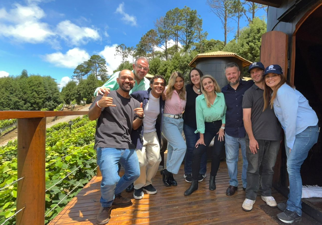 Nove pessoas em pé com o fundo do restaurante Quinta do Olivardo