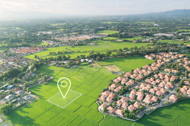 Área verde com casas em volta