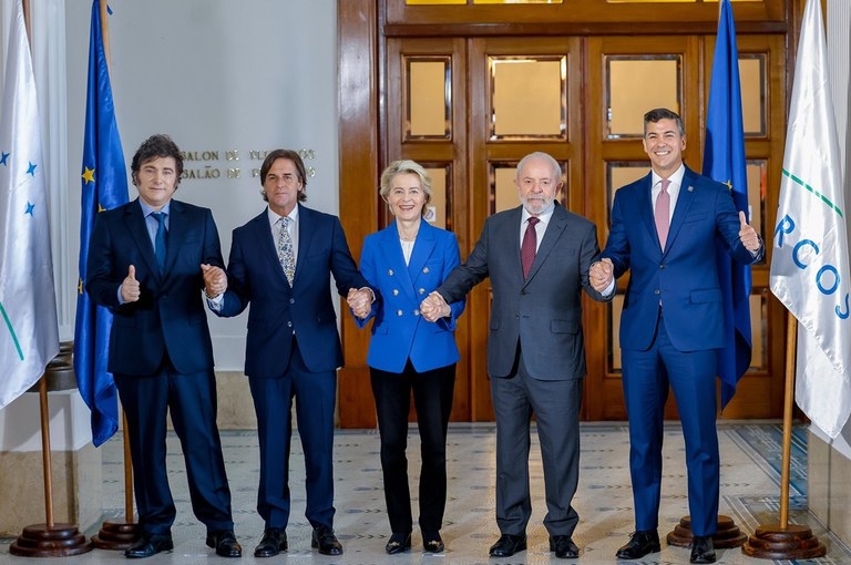 Anúncio da conclusão do acordo com a participação dos líderes de Argentina, Uruguai, União Europeia, Brasil e Paraguai.