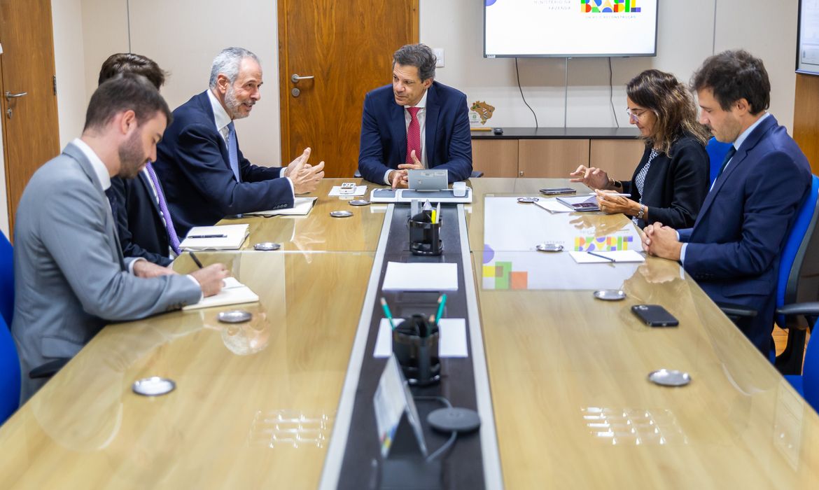 Presidente da COP30, André do Lago, ao lado do ministro Haddad