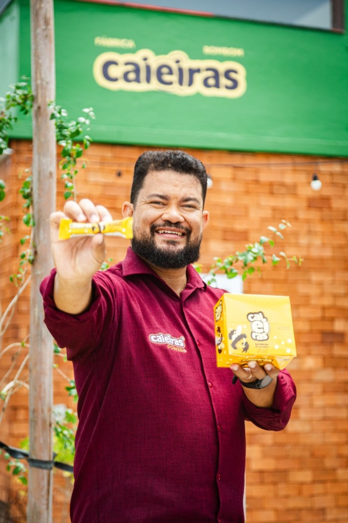 Homem segurando seus produtos 