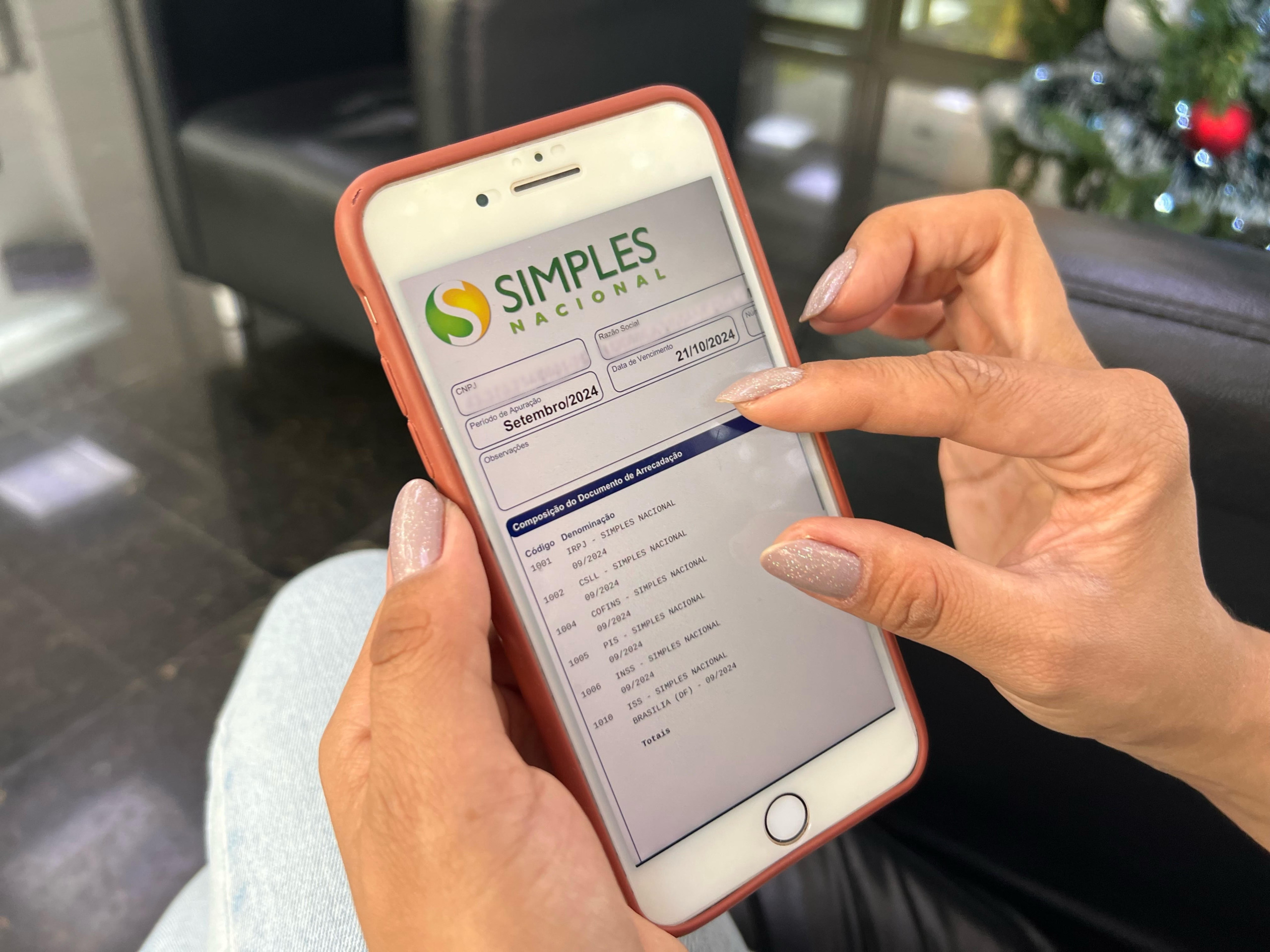 Pessoa com documento do Simples Nacional pelo celular