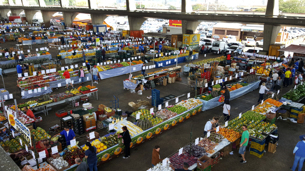 Marquise da Ceagesp com boxes de frutas