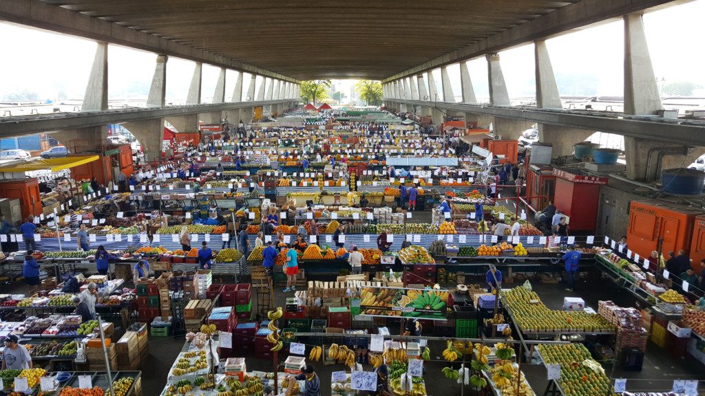 bancas de frutas dentro da marquise da Ceagesp