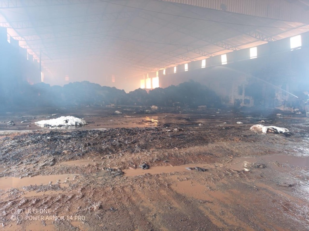 aréa interna de galpão atingido pelo fogo em luís eduardo magalhães