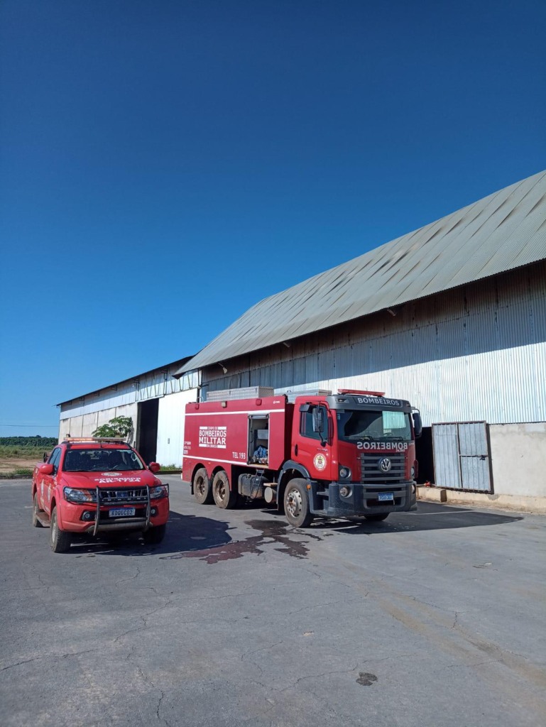 Corpo de Bombeiros durante combate a incêndio em armazém de café