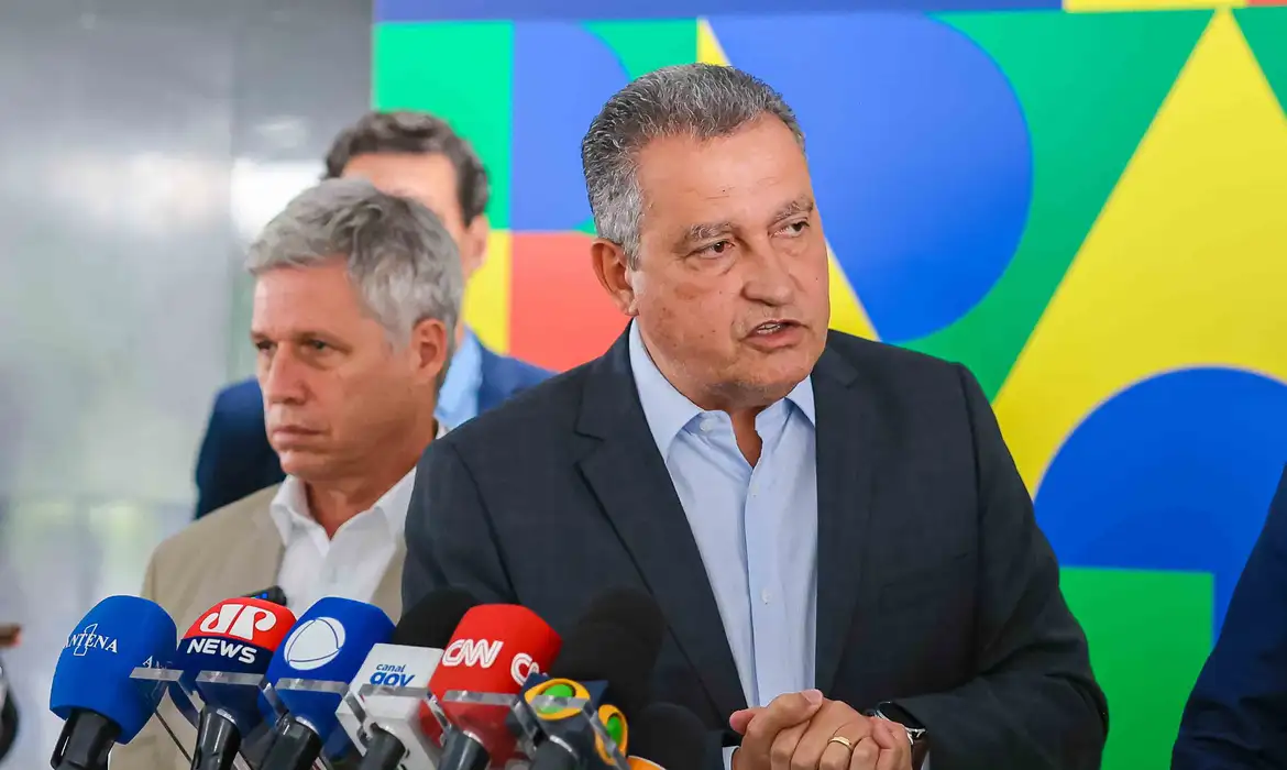Mesma turma que derrubou a MP do IOF comemorou o fechamento da Ford, alfineta ministro