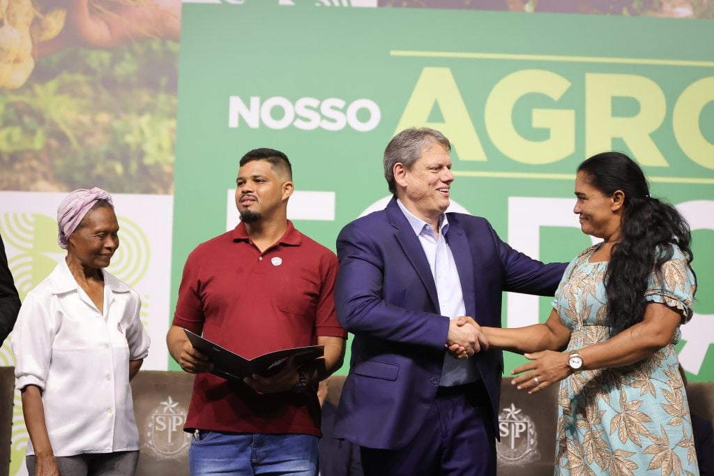 Governador Tarcísio de Freitas durante a entrega de títulos