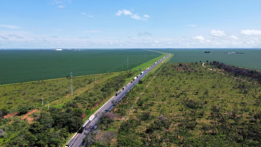 acidente entre carretas na BR-020 deixa trânsito interditado