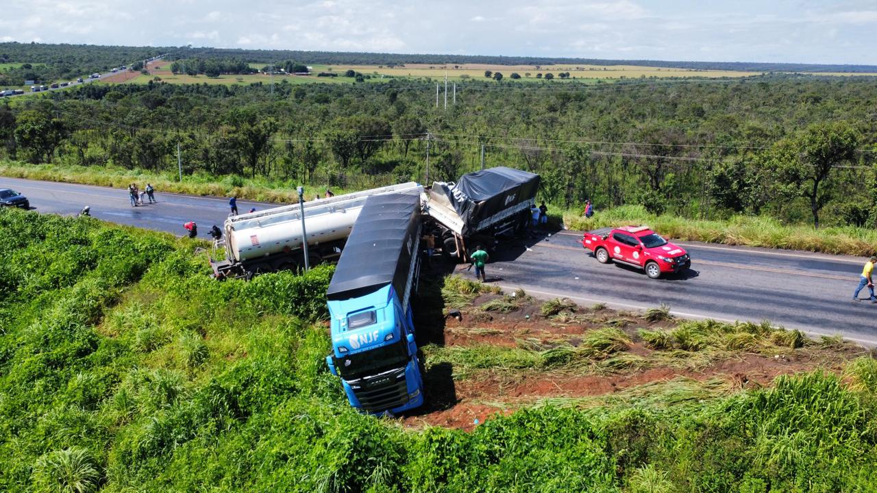 acidente entre carreta bitrem e caminhão-tanque na BR-020 em Roda Velha, São Desidério