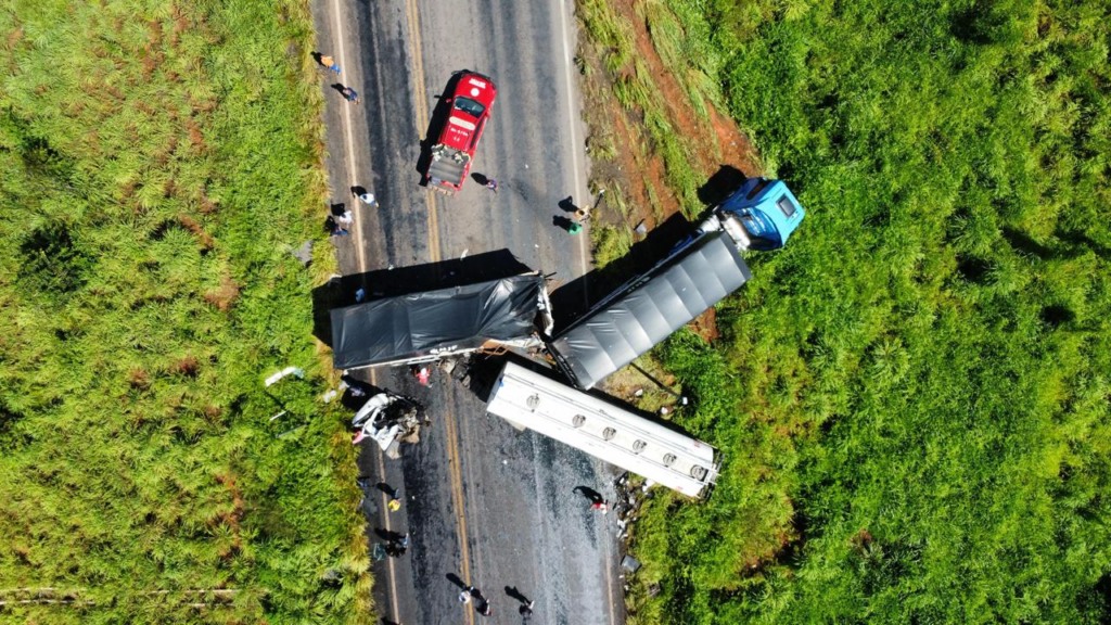 acidente entre carretas na BR-020, deixa um morto no Oeste da Bahia