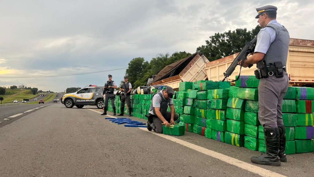 Carga de milho com maconha no interior de São Paulo